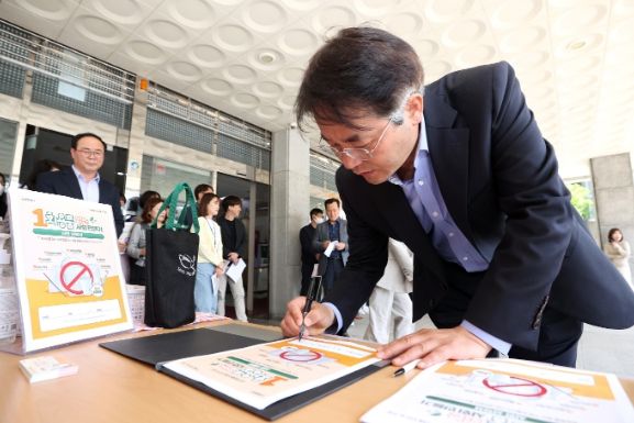 1회용품 줄이기 실천에 서명 중인 이동환 고양특례시장