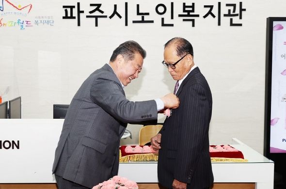 파주시, 어버이날 맞아 ‘카네이션 달기’행사 개최