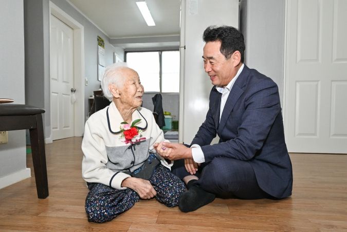 백영현 포천시장, 제51회 어버이날 장수 어르신 꽃 달아드리기 실시