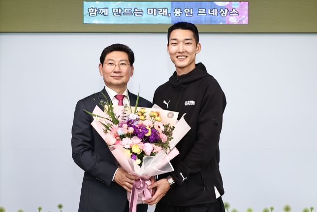 8일 이상일 용인특례시장(왼쪽)을 만나 용인시민의 응원에 자부심을 가진다고 소감을 전한 높이뛰기 국가대표 우상혁(오른쪽) 선수