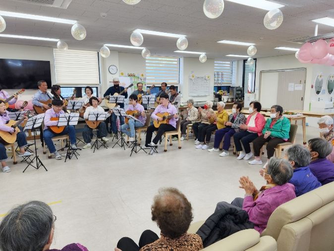 8일 음악어울림팀과 복지관 봉사단이 요양원에서 봉사활동을 하고 있다