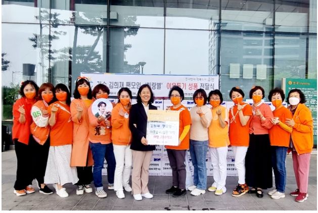 5월 8일 가수 김희재 팬모임 ‘희랑별’에서 저소득층 주민에게 라면 200박스를 후원했다