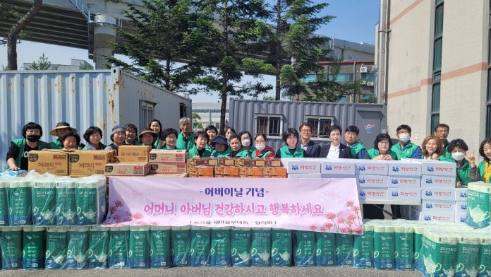 포곡읍_8일 처인구 포곡읍 새마을부녀회가 지역 내 46개 경로당에 떡과 과일을 전달했다