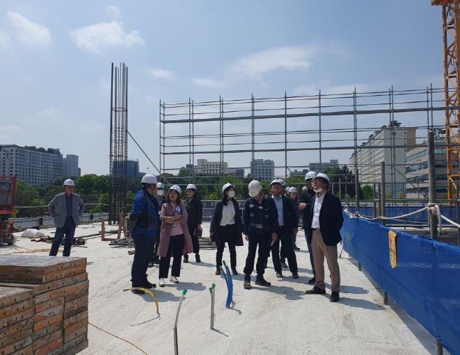 수원시예산결산검사 위원들이 4일 수원시의회 신축공사 현장을 점검하고 있다.
