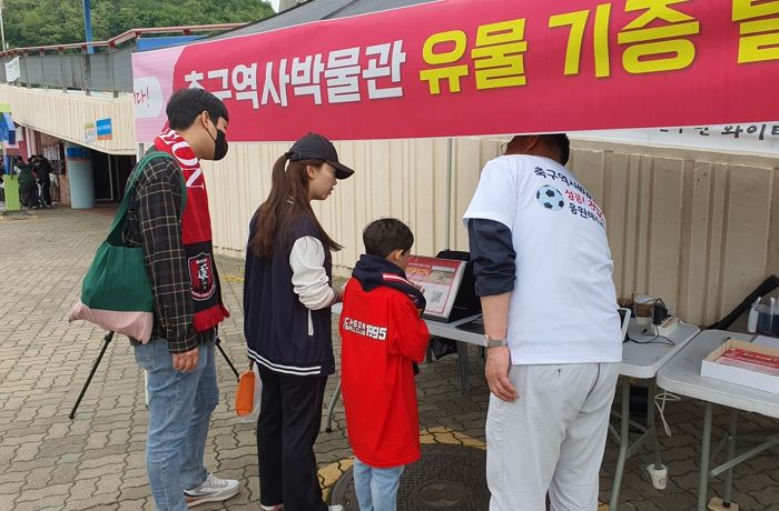 천안시 축구역사박물관건립추진단이 부천종합운동장에서 부천FC1995 팬 대상으로 박물관 건립사업에 대해 홍보하고 있다.