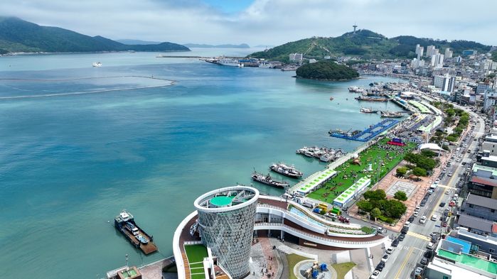 완도 장보고수산물축제, 빗속에도 많은 인파 몰려