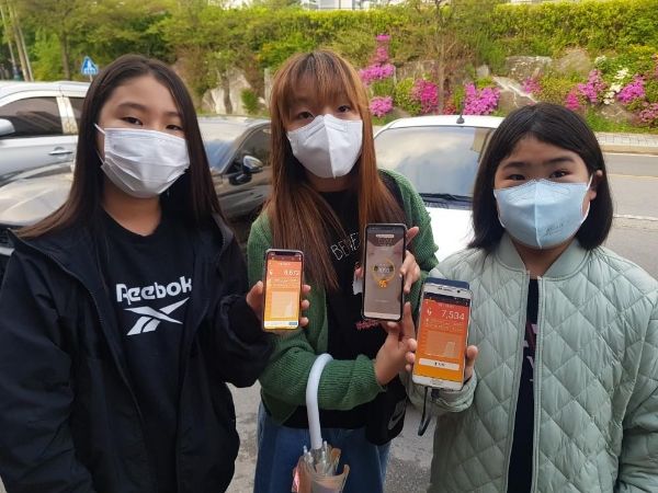 세종시 학생들이 ‘너랑 나랑 7942★7179 함께 걷기 프로그램’에 참여하고 인증사진을 찍고 있다.