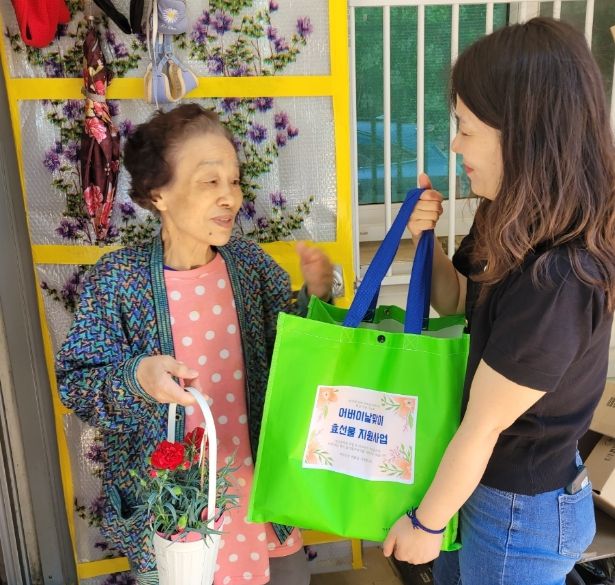 연천군 청산면지역사회보장협의체, 어버이날 맞이 효(孝)선물꾸러미 전달