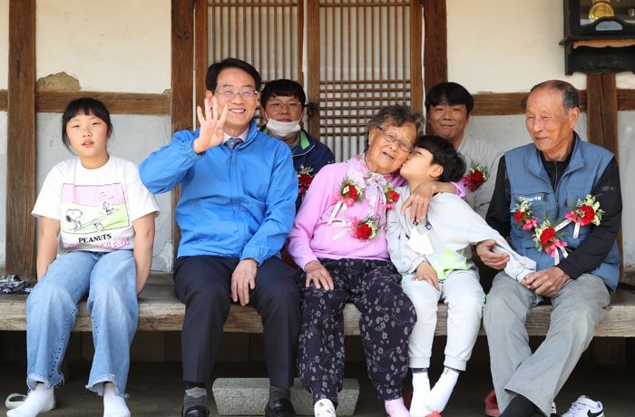 강진원 군수가 가정의 달을 맞아 안풍마을 오복덕 어르신께 카네이션을 달아드리고 있다.