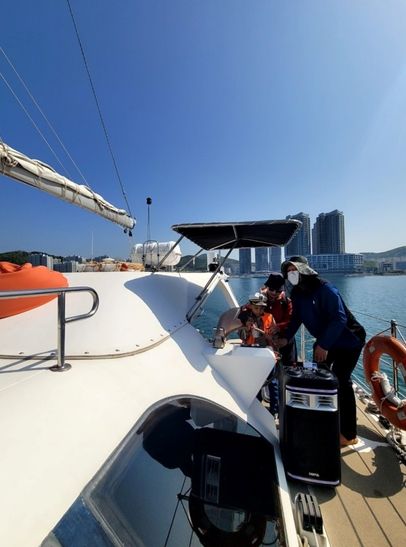 ㈜여수코리아마리나요트가 지난 3월부터 5월 초까지 약 두 달간 지역 자원봉사자와 장애인시설 이용자 600여명에게 요트 힐링 체험을 후원했다.