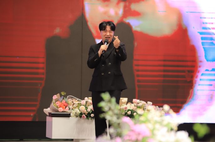 박호용 가수, 서둔동 경로잔치에서 재능기부 공연