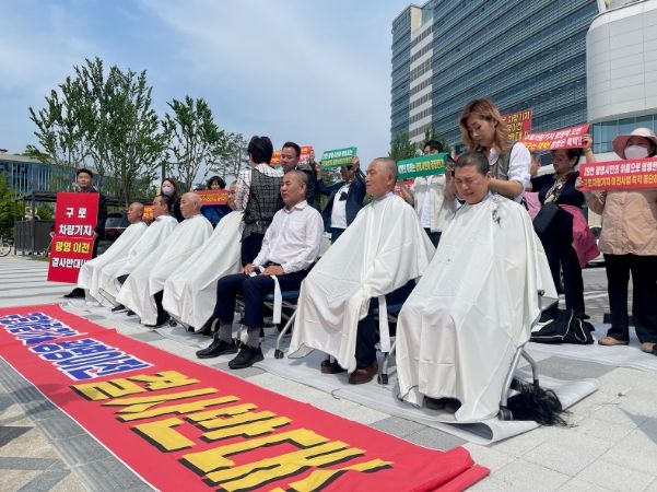 ‘구로차량기지 광명 이전 반대 공동대책위원회’ 이승호 공동대책위원장과 비상대책위원 등 7명은 8일 오후 세종시 기획재정부 청사 앞에서 ‘구로차량기지 광명 이전 백지화 염원 삭발식’을 거행했다.
