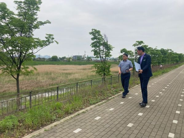 신승호 환경녹지국장이 관내 공원과 녹지를 돌며 현장행정을 실시하고 있다. 이번 현장행정에서 신 국장은 “공원녹지 공간은 시민 입장에서 조성하고 관리해야 한다”고 말했다.