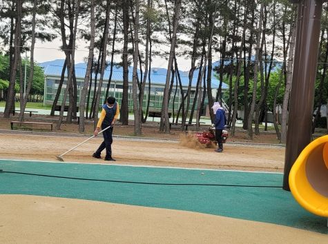 구례군,‘자연아이 꿈 놀이터’모래 소독 및 안전 점검