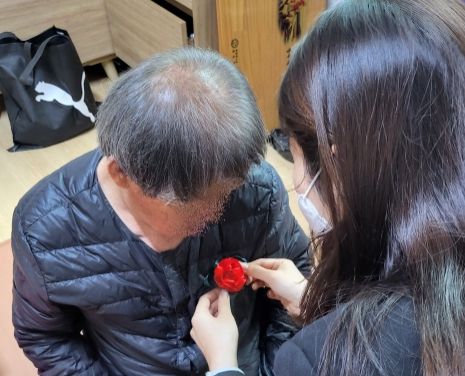 수원시 장안구 율천동 행정복지센터, 홀몸 어르신 위한 ‘사랑의 카네이션’ 전달