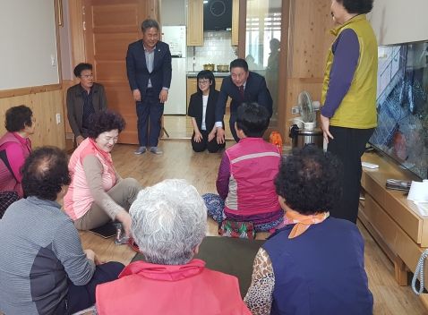 경주시 감포읍행정복지센터, 어버이날 맞아 지역 경로당 25곳 방문