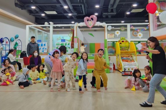 아이들이 종이비행기 멀리 날리기 대회를 하고 있다.