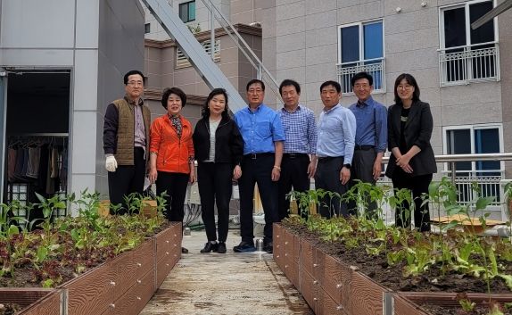 부산 중구 영주1동, 옥상 텃밭 재단장 및 모종 심기 행사 실시