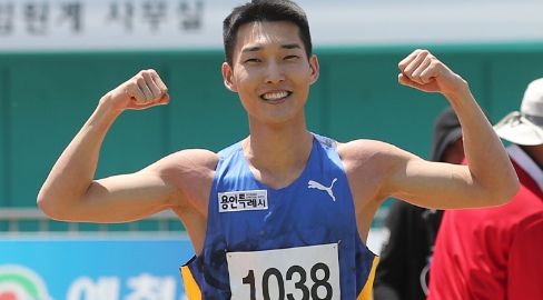 ‘제51회 KBS배 전국육상경기대회’에서 대회 신기록을 작성하며 금메달을 거머쥔 높이뛰기 우상혁 선수