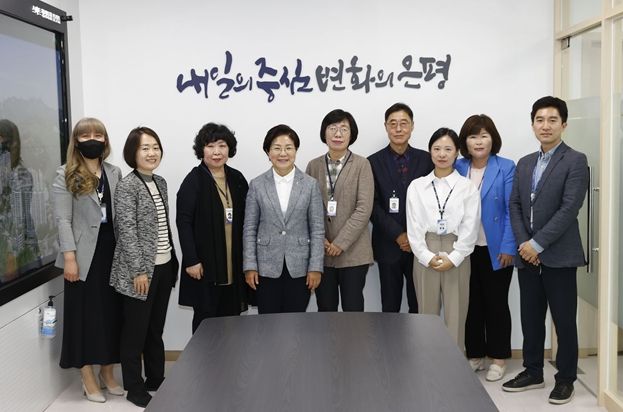 김미경 은평구청장(왼쪽 4번째)과 관계자들이 1인가구 주거안심매너저 위촉식에서 기념 촬영을 하고 있다.