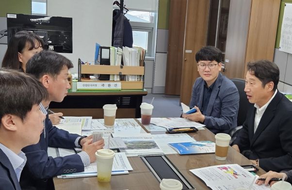 김남일 포항시 부시장은 9일 곽환건 LH 산업단지처장(김남일 부시장 맞은편)을 만나 블루밸리 국가산단의 기업 투자유치 성과 및 현안 사항을 공유하고, 블루밸리 국가산단을 배터리 맞춤형 산업단지로 조성하는 방안을 논의했다.