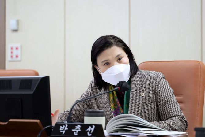 상임위 회의중 발언하는 박춘선 시의원