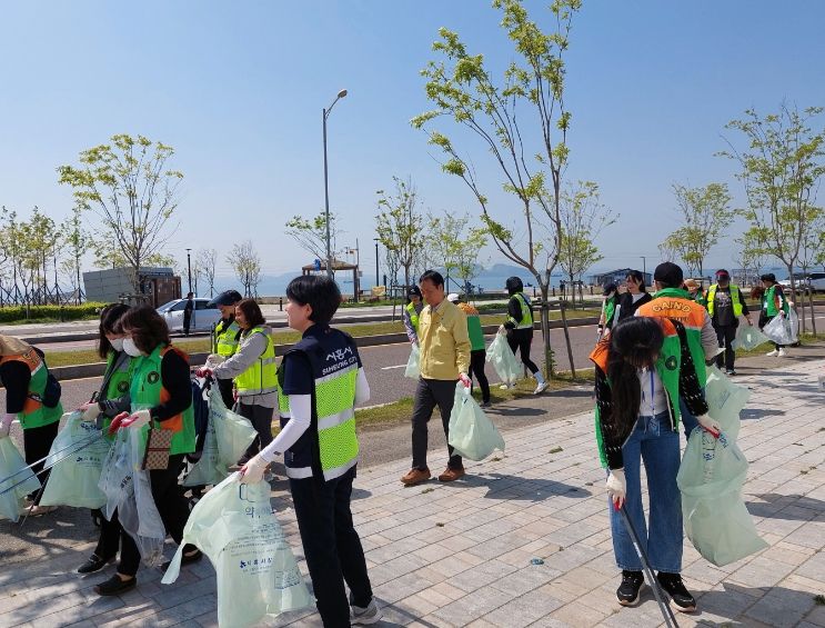 쾌적한 거북섬 위해 웨이브파크 주변 대청소 실시