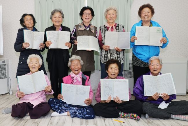 6·25세대 할머니, 칠곡할매글꼴로 우크라이나에 평화와 반전 메시지 전해