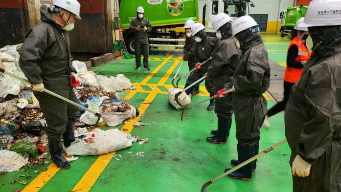 소각용 생활폐기물을 샘플링하는 모습