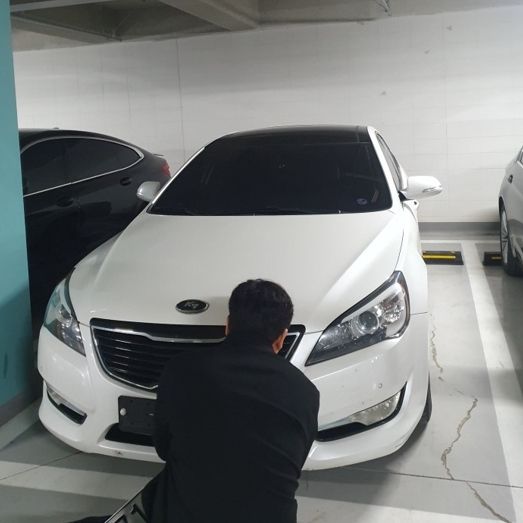 천안시 관계자가 자동차세와 차량 과태료 상습 체납 차량 번호판 영치를 하고 있다.