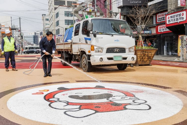 홍대 레드로드의 도로포장과 캐릭터 도색 등을 점검하는 박강수 마포구청장