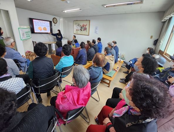 여수시 치매안심센터는 지난 9일 치매안심마을인 문수동 흥화아파트 경로당 주민 30여명을 대상으로 ‘치매인식 개선 교육’을 실시했다.