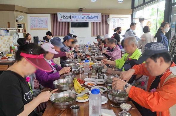 은평구 신사1동은 제51회 어버이날을 맞아 지난 4일 효면옥 식당에서 어버이날 기념 경로잔치를 개최했다.