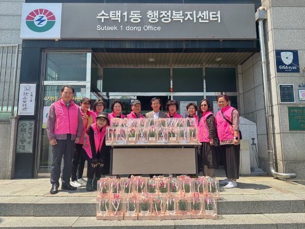 구리시 수택1동, 한국마사회 구리지사 어버이날 맞이 카네이션 후원