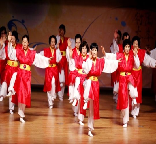 영등포구협회장배 국학기공대회에서 국학기공을 선보이는 어르신 모습