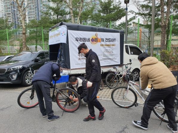도봉구 ‘찾아가는 자전거 수리’ 실시 모습