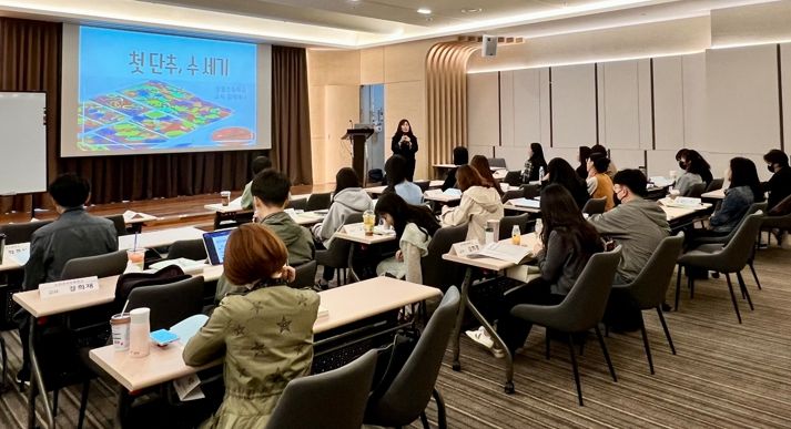 전남도내 기초학력전담교사와 초등 저학년 담임교사들이 전남교육청의 초등 수해력 연수에 참여해 강의를 듣고 있다.