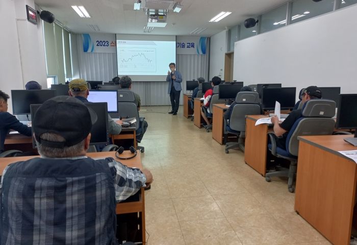 스마트강소농 스타트단계 재배기술 교육을 하고 있다.