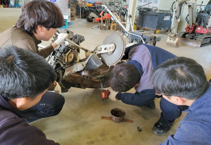 농기계 임대사업소 직원을 대상으로 역량강화 교육을 하고 있다.