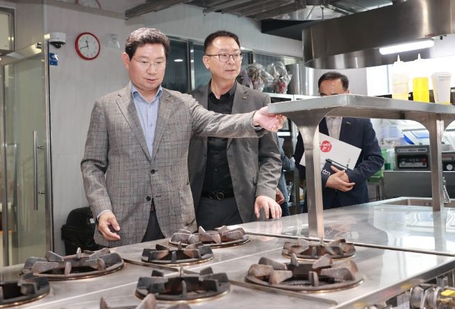 이상일 용인특례시장이 예산상설시장 내 청년창업가게 중 한 곳을 살펴보고 있다