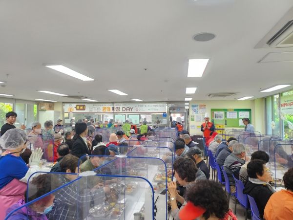 부산광역시중식봉사연합회 남구협회에서 점심식사를 무료로 제공하고 있는 모습