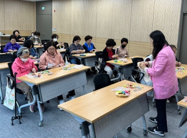 치매 예방프로그램 ‘양말목 리스 만들기’