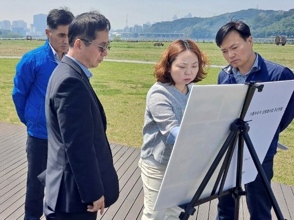 전자영 의원이 기흥호수에서 걷기 편한 둘레길 조성 과정을 설명하며 수상골프연습장 계약 연장 반대 뜻을 전달하고 있다.