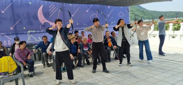 11일 밀양시국궁장에서 열린 사회적 약자 프로그램에서 시각장애인들이 국궁 체험을 하고 있다.