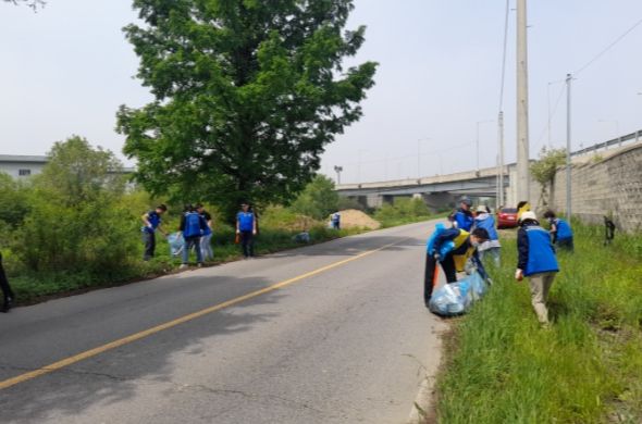 운양동은 지난 10일 동 통장협의회 관계자 등 50여 명이 참여한 가운데 발산로 일대에 대한 대청소를 실시했다.
