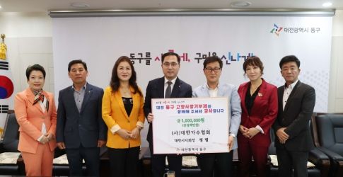 기념촬영 하고있는 모습