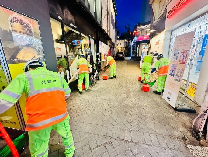 올해 2월부터 관내 유동 인구 밀집 지역에서 활동하는 ‘성북 365 청결기동대’가 청소공백을 해소하고 신속하게 민원을 처리한다며 주민 호응을 얻고 있다.
