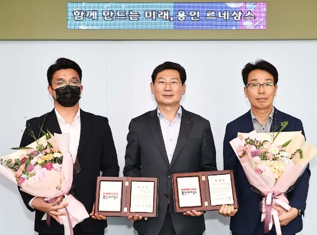 이상일 용인특례시장이 11일 건설산업 유공 표창을 받은 수상자들과 기념촬영을 하고 있다