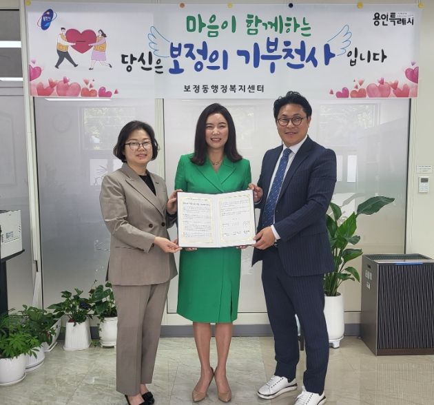 지난 10일 박준상(사진 오른쪽) 보정동지역사회보장협의체 민간위원장과 김선명 단국대 문화예술대학원 예술치료 전공 주임교수(사진 가운데)가 예술치료 지원협약을 체결했다. 사진 왼쪽은 이경숙 보정동장