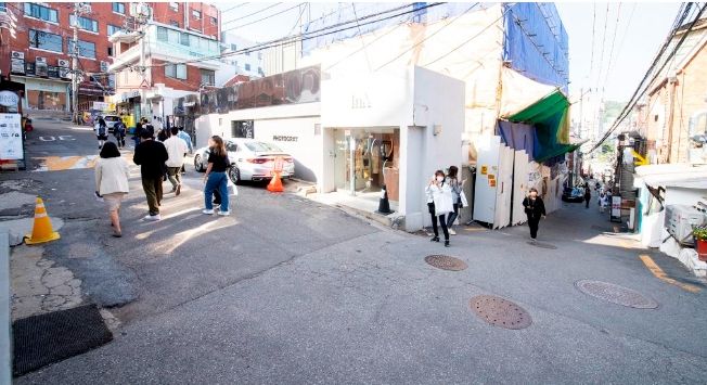 이태원관광특구 보행환경 개선 대상지 중 하나인 한남동 카페거리 인근 보차혼용도로